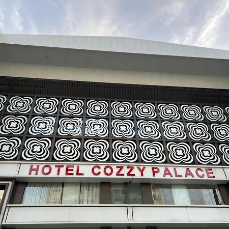 Hotel Cozzy Palace Surat Buitenkant foto