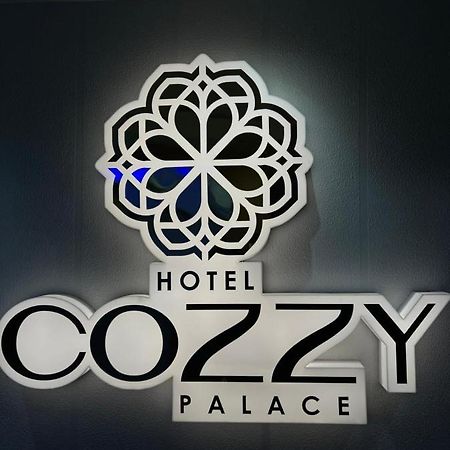 Hotel Cozzy Palace Surat Buitenkant foto