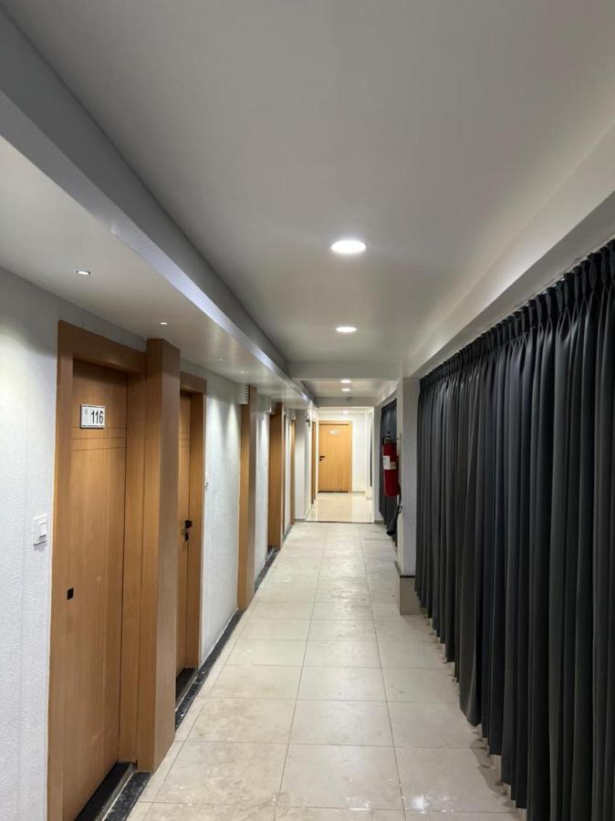 Hotel Cozzy Palace Surat Buitenkant foto