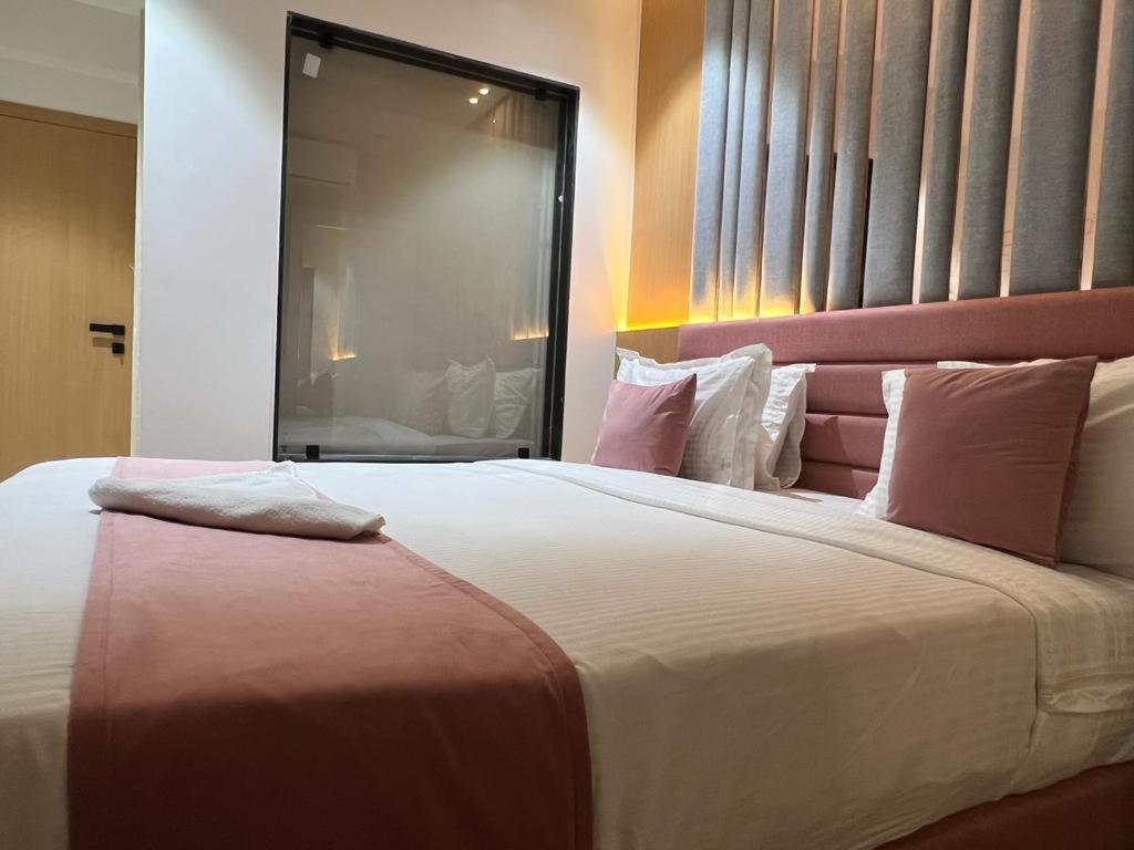 Hotel Cozzy Palace Surat Buitenkant foto
