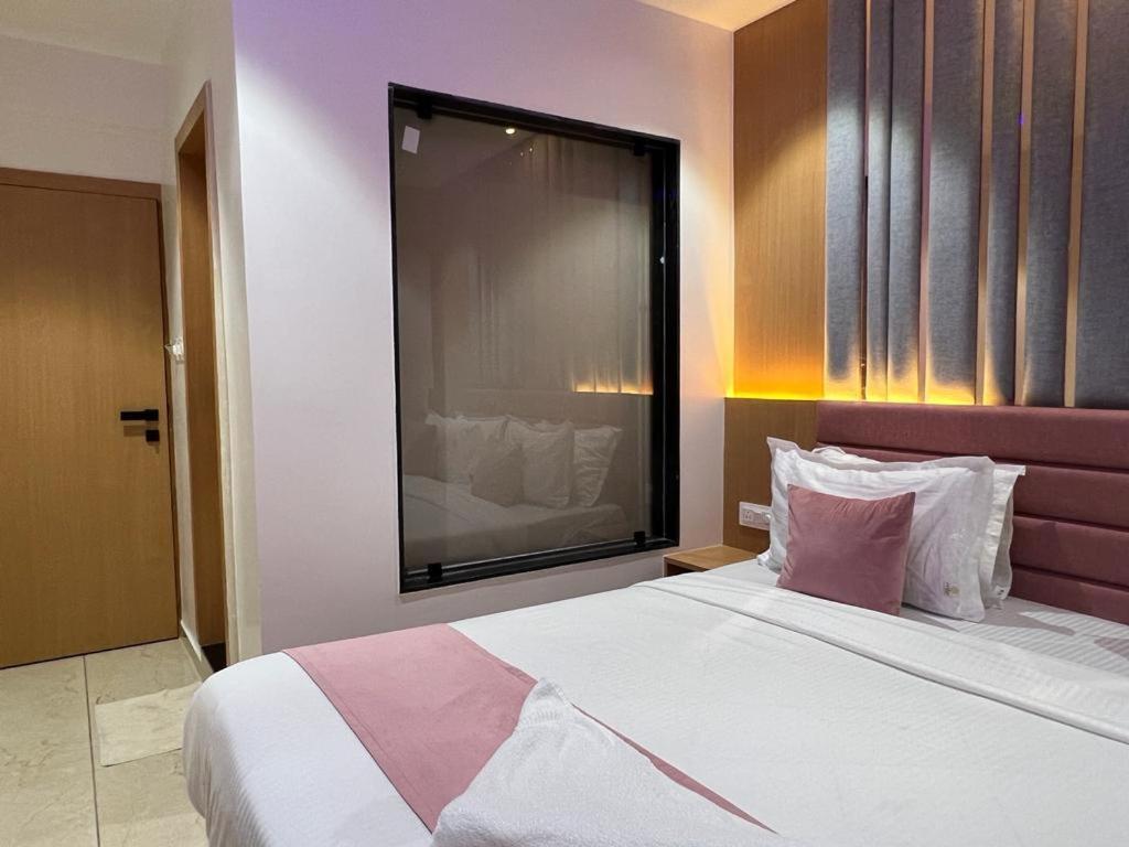 Hotel Cozzy Palace Surat Buitenkant foto