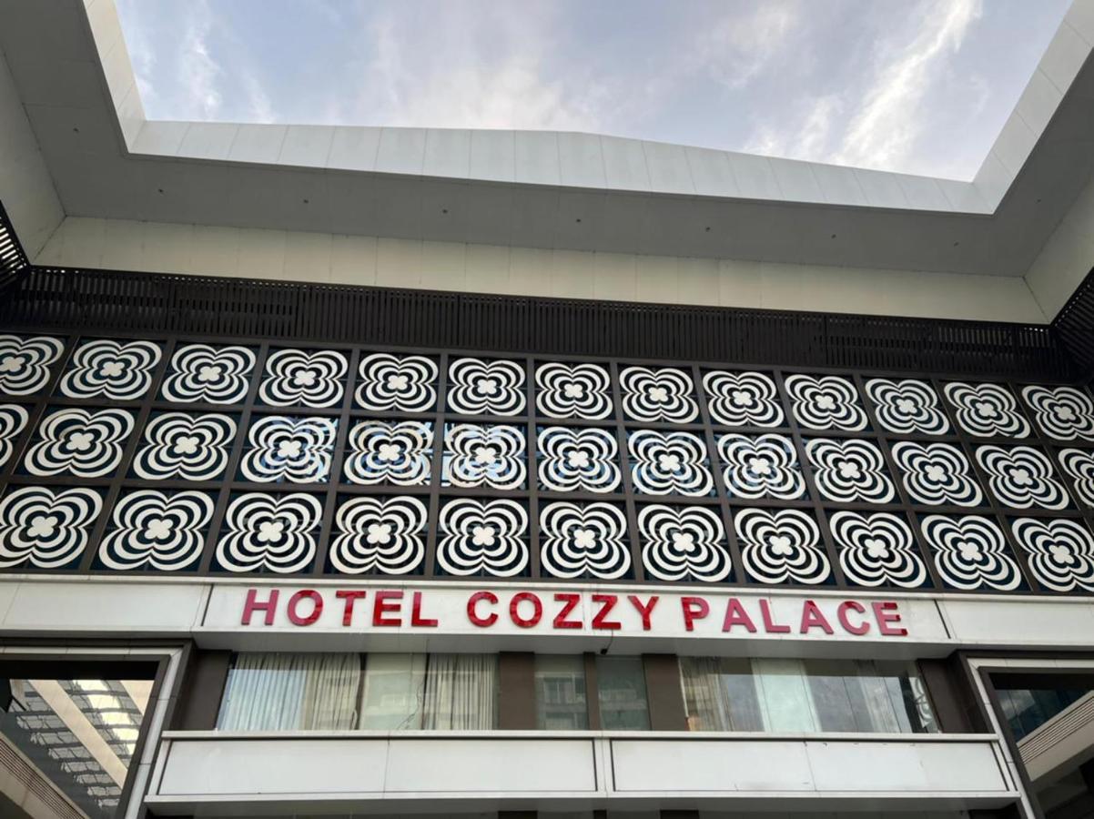 Hotel Cozzy Palace Surat Buitenkant foto