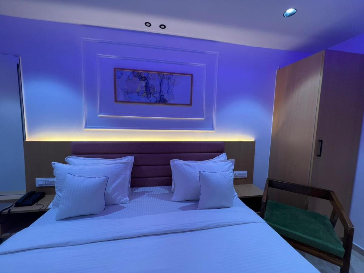 Hotel Cozzy Palace Surat Buitenkant foto