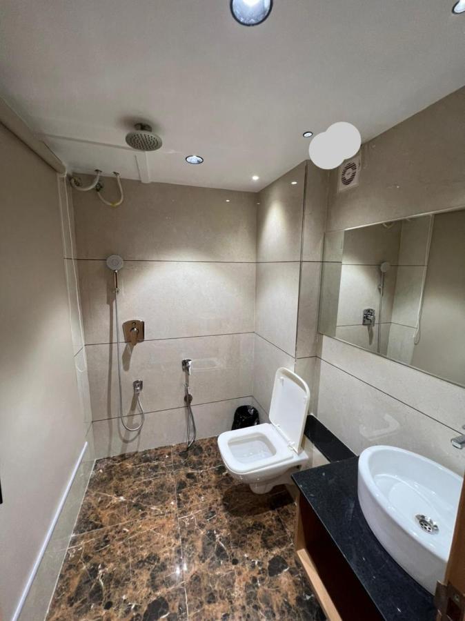 Hotel Cozzy Palace Surat Buitenkant foto