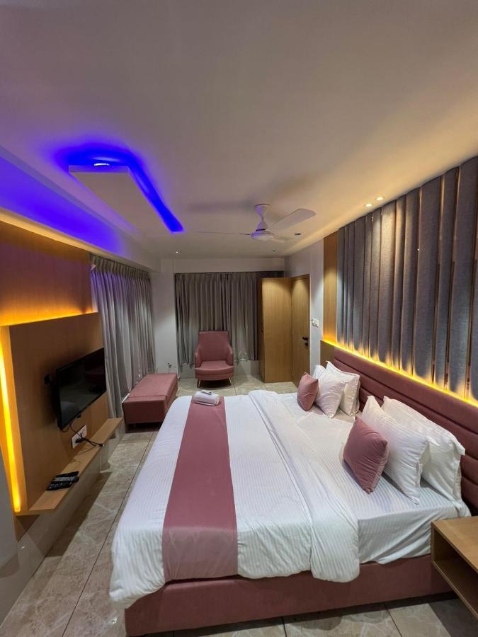 Hotel Cozzy Palace Surat Buitenkant foto