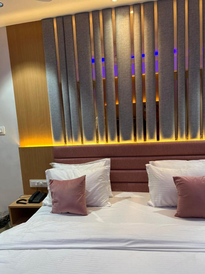 Hotel Cozzy Palace Surat Buitenkant foto